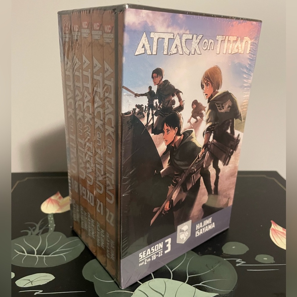 NWT Attack on Titans- Boxed set NEW- Season 3 #18-22